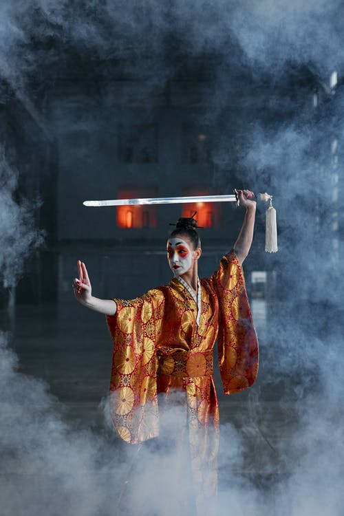 Femme qui danse en costume traditionnel
